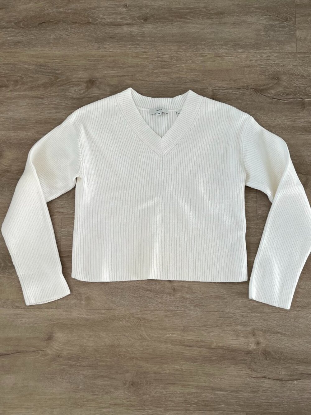 Vince Ribbed Italian Cotton-Blend V-Neck Sweater in White. Size M. Like NEW.